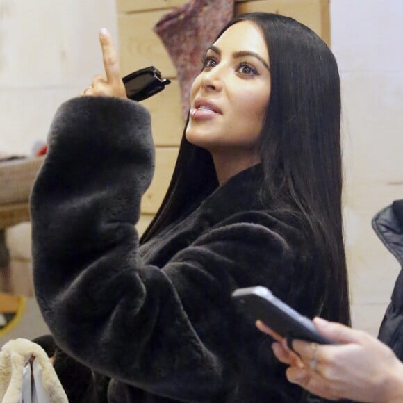 Kim Kardashian a déjeuné au restaurant Cipriani avec ses enfants North, Saint West et ses amis Jonathan Cheban et Simon Huck, puis fait du shopping au magasin de vêtements pour enfants Sweet William et au centre commercial Bergdorf Goodman. New York, le 1 er février 2017.