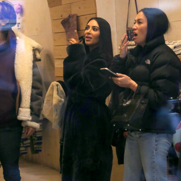 Kim Kardashian et ses amis Jonathan Cheban, Simon Huck et Stephanie Sheppard au magasin Sweet William. New York, le 1er février 2017.