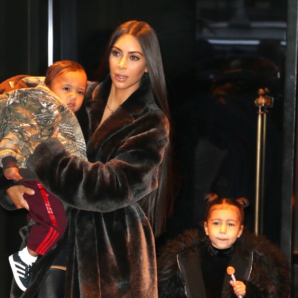 Kim Kardashian et ses enfants North et Saint West à New York. Le 1er février 2017.