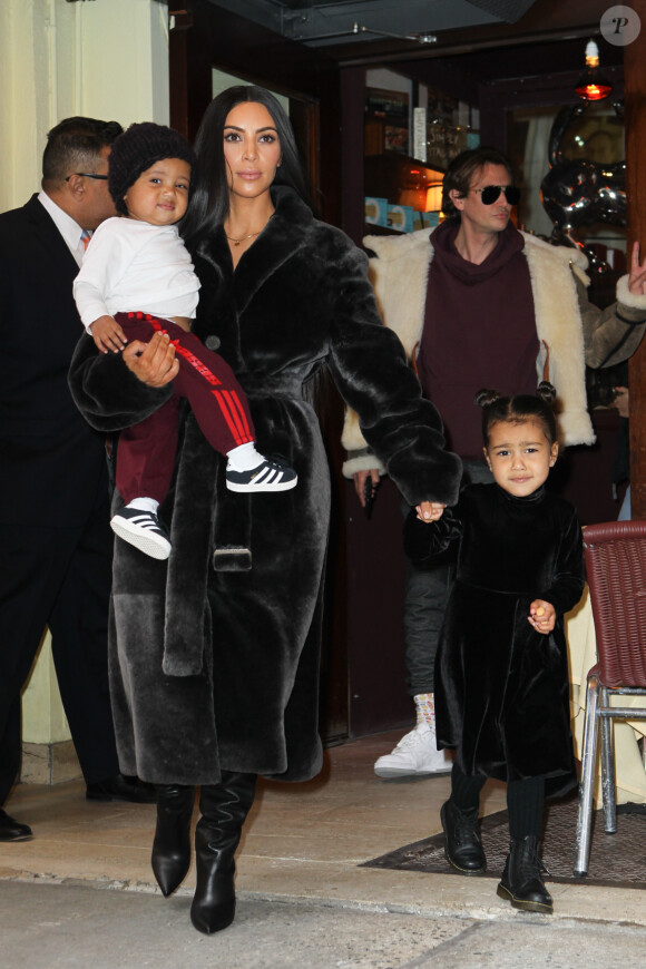 Kim Kardashian, ses enfants Saint et North West et Jonathan Cheban quittent le Cipriani à New York. Le 1er février 2017.