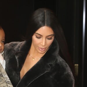 Kim Kardashian à la sortie d'un immeuble avec ses enfants North et Saint à New York, le 1 er février 2017