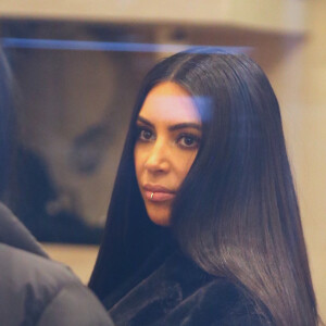 Kim Kardashian fait du shopping avec son meilleur ami Jonathan Cheban dans les rues de New York. Kim porte un long manteau en fausse fourrure noir. Le 1 er février 2017
