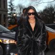 Kim Kardashian fait du shopping avec son meilleur ami Jonathan Cheban dans les rues de New York. Kim porte un long manteau en fausse fourrure noir. Le 1 er février 2017