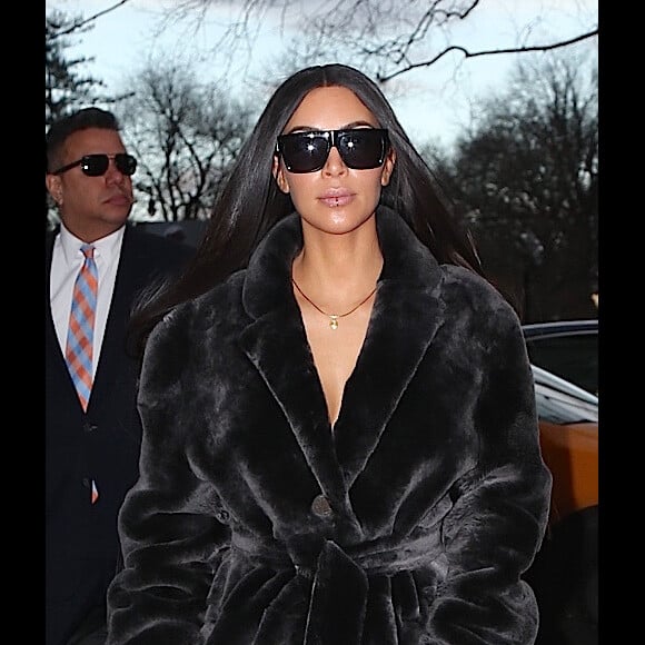 Kim Kardashian fait du shopping avec son meilleur ami Jonathan Cheban dans les rues de New York. Kim porte un long manteau en fausse fourrure noir. Le 1 er février 2017