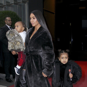 Kim Kardashian et ses enfants Saint et North West sortent de leur hôtel à New York, le 1er février 2017