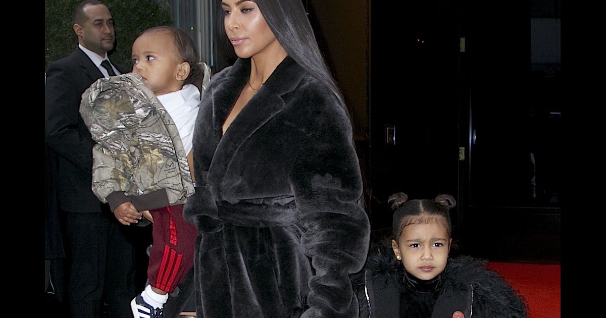 Kim Kardashian et ses enfants Saint et North West sortent de leur hôtel ...