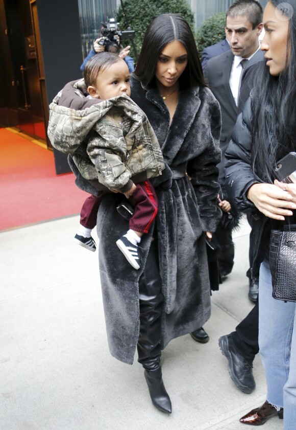 Kim Kardashian et son fils Saint West sortent de leur hôtel à New York, le 1er février 2017.