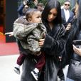Kim Kardashian et son fils Saint West sortent de leur hôtel à New York, le 1er février 2017.
