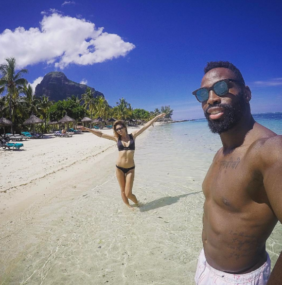 Ariane Brodier en vacances avec son chéri Fulgence Ouedraogo, à l'Île Maurice. Photo postée sur Instagram le 31 décembre 2017.