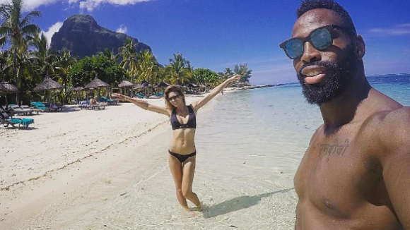 Ariane Brodier folle de son rugbyman, déclaration d'amour en bikini