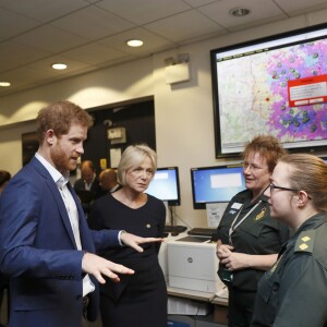 Le prince Harry a rencontré le personnel des services ambulanciers londoniens (London Ambulance Service) de Waterloo Road le 2 février 2017.