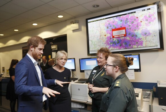 Le prince Harry a rencontré le personnel des services ambulanciers londoniens (London Ambulance Service) de Waterloo Road le 2 février 2017.