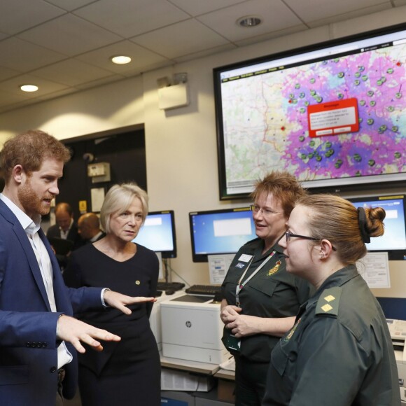 Le prince Harry a rencontré le personnel des services ambulanciers londoniens (London Ambulance Service) de Waterloo Road le 2 février 2017.