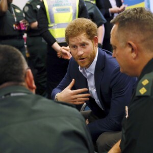 Le prince Harry a rencontré le personnel des services ambulanciers londoniens (London Ambulance Service) de Waterloo Road le 2 février 2017.