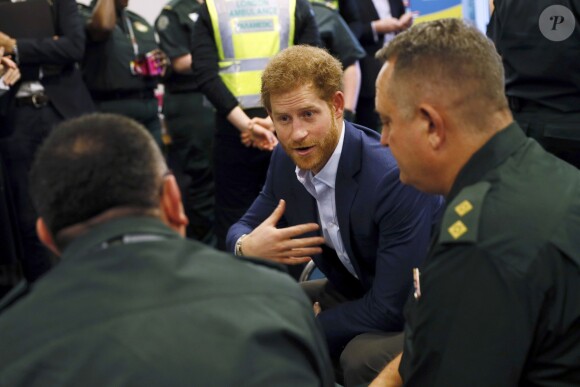 Le prince Harry a rencontré le personnel des services ambulanciers londoniens (London Ambulance Service) de Waterloo Road le 2 février 2017.