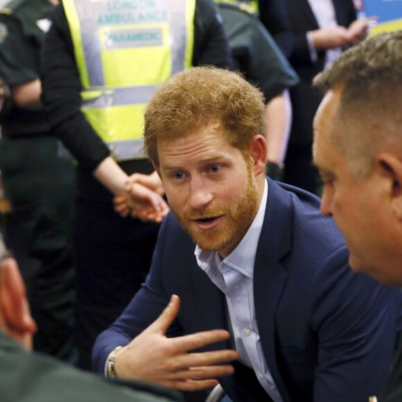 Le prince Harry a rencontré le personnel des services ambulanciers londoniens (London Ambulance Service) de Waterloo Road le 2 février 2017.