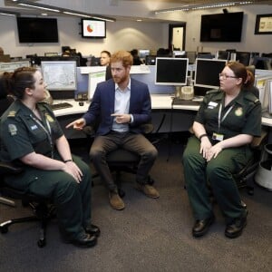 Le prince Harry a rencontré le personnel des services ambulanciers londoniens (London Ambulance Service) de Waterloo Road le 2 février 2017.