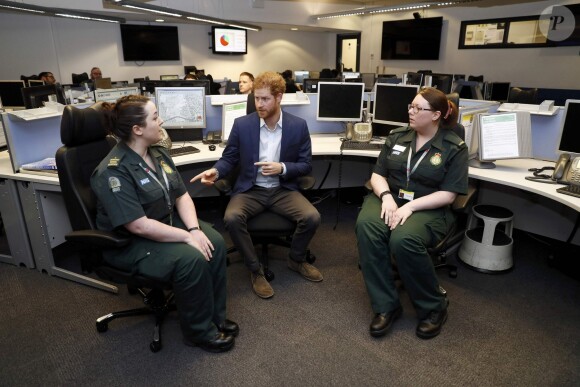 Le prince Harry a rencontré le personnel des services ambulanciers londoniens (London Ambulance Service) de Waterloo Road le 2 février 2017.