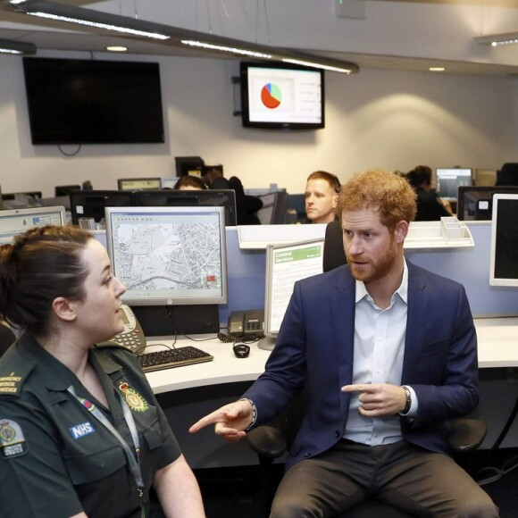Le prince Harry a rencontré le personnel des services ambulanciers londoniens (London Ambulance Service) de Waterloo Road le 2 février 2017.