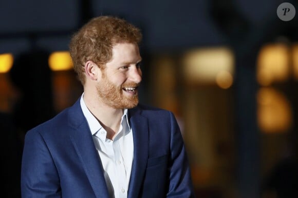 Le prince Harry a rencontré le personnel des services ambulanciers londoniens (London Ambulance Service) de Waterloo Road le 2 février 2017.