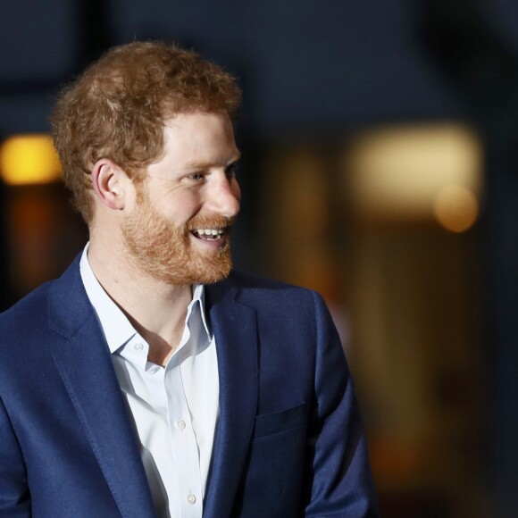 Le prince Harry a rencontré le personnel des services ambulanciers londoniens (London Ambulance Service) de Waterloo Road le 2 février 2017.