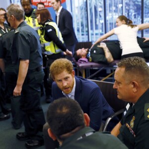 Le prince Harry a rencontré le personnel des services ambulanciers londoniens (London Ambulance Service) de Waterloo Road le 2 février 2017.