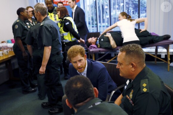 Le prince Harry a rencontré le personnel des services ambulanciers londoniens (London Ambulance Service) de Waterloo Road le 2 février 2017.