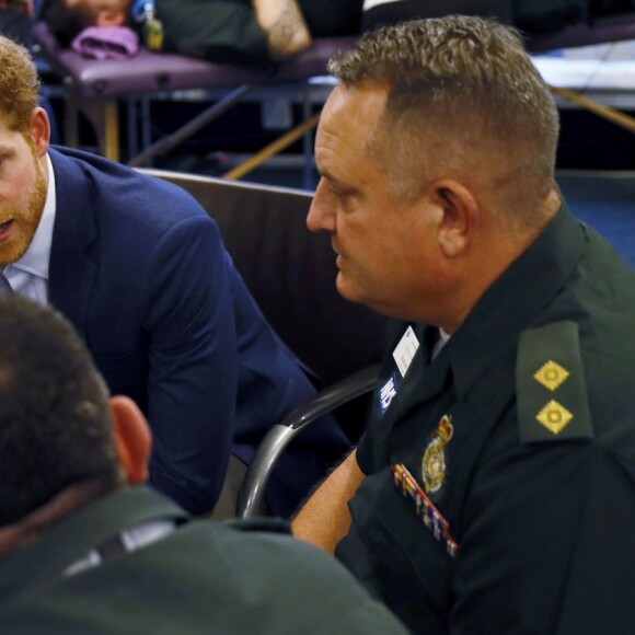 Le prince Harry a rencontré le personnel des services ambulanciers londoniens (London Ambulance Service) de Waterloo Road le 2 février 2017.