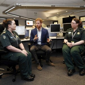 Le prince Harry a rencontré le personnel des services ambulanciers londoniens (London Ambulance Service) de Waterloo Road le 2 février 2017.