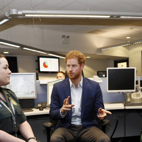 Le prince Harry a rencontré le personnel des services ambulanciers londoniens (London Ambulance Service) de Waterloo Road le 2 février 2017.