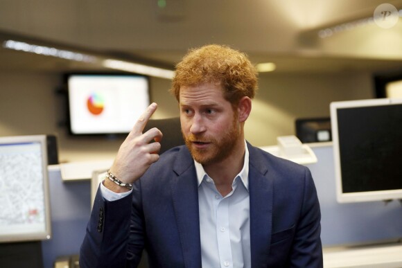 Le prince Harry a rencontré le personnel des services ambulanciers londoniens (London Ambulance Service) de Waterloo Road le 2 février 2017.