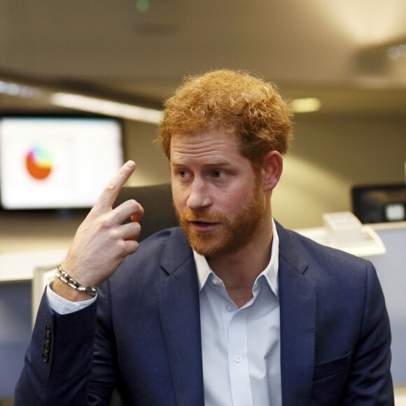 Le prince Harry a rencontré le personnel des services ambulanciers londoniens (London Ambulance Service) de Waterloo Road le 2 février 2017.