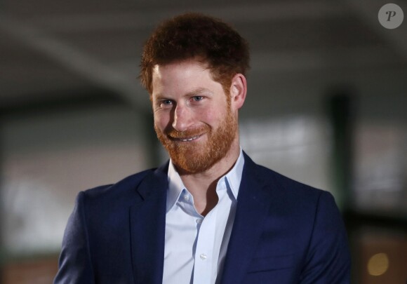 Le prince Harry a rencontré le personnel des services ambulanciers londoniens (London Ambulance Service) de Waterloo Road le 2 février 2017.