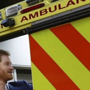 Le prince Harry a rencontré le personnel des services ambulanciers londoniens (London Ambulance Service) de Waterloo Road le 2 février 2017.