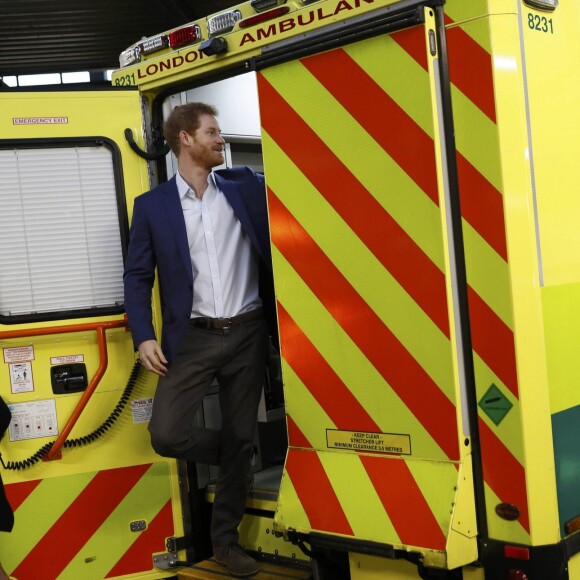 Le prince Harry a rencontré le personnel des services ambulanciers londoniens (London Ambulance Service) de Waterloo Road le 2 février 2017.