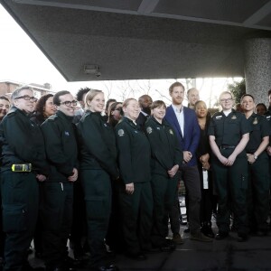 Le prince Harry a rencontré le personnel des services ambulanciers londoniens (London Ambulance Service) de Waterloo Road le 2 février 2017.