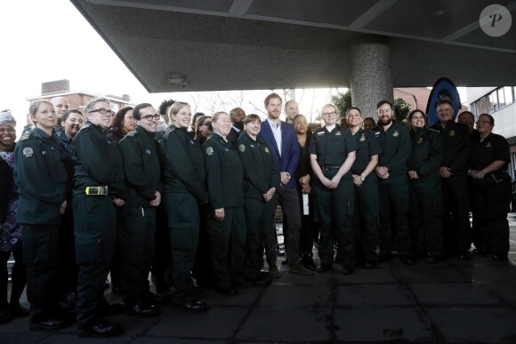 Le prince Harry a rencontré le personnel des services ambulanciers londoniens (London Ambulance Service) de Waterloo Road le 2 février 2017.