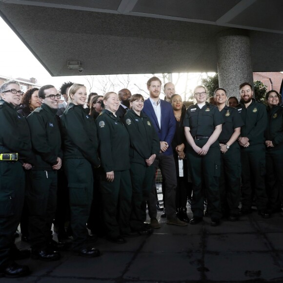 Le prince Harry a rencontré le personnel des services ambulanciers londoniens (London Ambulance Service) de Waterloo Road le 2 février 2017.