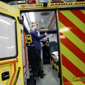 Le prince Harry a rencontré le personnel des services ambulanciers londoniens (London Ambulance Service) de Waterloo Road le 2 février 2017.