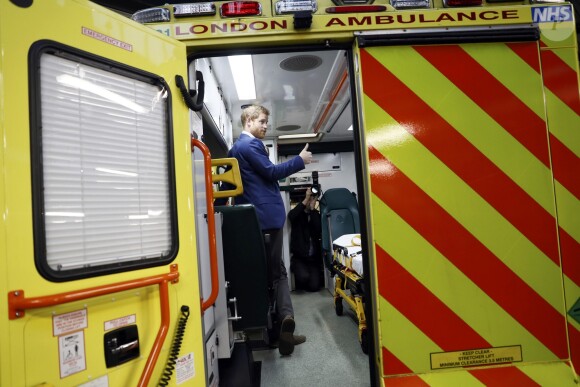 Le prince Harry a rencontré le personnel des services ambulanciers londoniens (London Ambulance Service) de Waterloo Road le 2 février 2017.