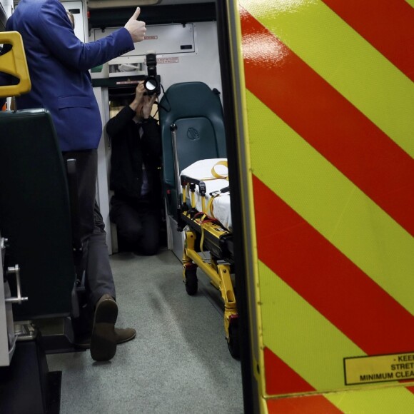 Le prince Harry a rencontré le personnel des services ambulanciers londoniens (London Ambulance Service) de Waterloo Road le 2 février 2017.