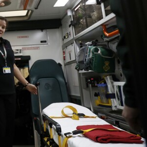 Le prince Harry a rencontré le personnel des services ambulanciers londoniens (London Ambulance Service) de Waterloo Road le 2 février 2017.