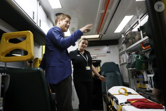 Le prince Harry a rencontré le personnel des services ambulanciers londoniens (London Ambulance Service) de Waterloo Road le 2 février 2017.