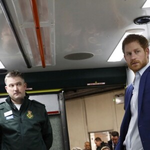 Le prince Harry a rencontré le personnel des services ambulanciers londoniens (London Ambulance Service) de Waterloo Road le 2 février 2017.