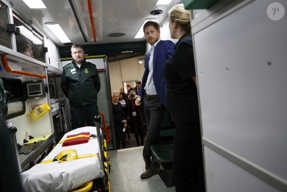 Le prince Harry a rencontré le personnel des services ambulanciers londoniens (London Ambulance Service) de Waterloo Road le 2 février 2017.