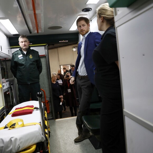 Le prince Harry a rencontré le personnel des services ambulanciers londoniens (London Ambulance Service) de Waterloo Road le 2 février 2017.