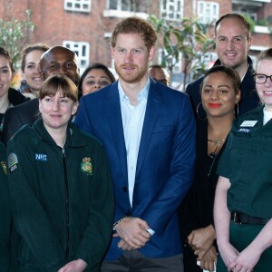 Le prince Harry a rencontré le personnel des services ambulanciers londoniens (London Ambulance Service) de Waterloo Road le 2 février 2017.