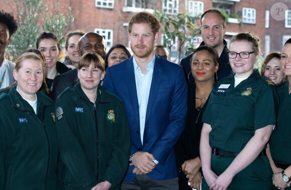 Le prince Harry a rencontré le personnel des services ambulanciers londoniens (London Ambulance Service) de Waterloo Road le 2 février 2017.