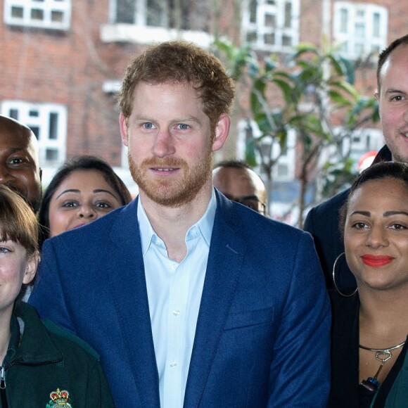Le prince Harry a rencontré le personnel des services ambulanciers londoniens (London Ambulance Service) de Waterloo Road le 2 février 2017.