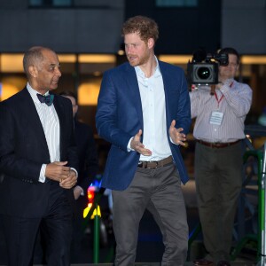 Le prince Harry a rencontré le personnel des services ambulanciers londoniens (London Ambulance Service) de Waterloo Road le 2 février 2017.